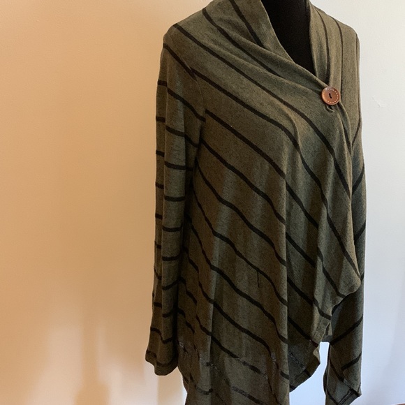 Cape Sweater - Picture 2 of 6